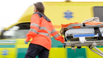 Bild på ambulanssjukvårdare