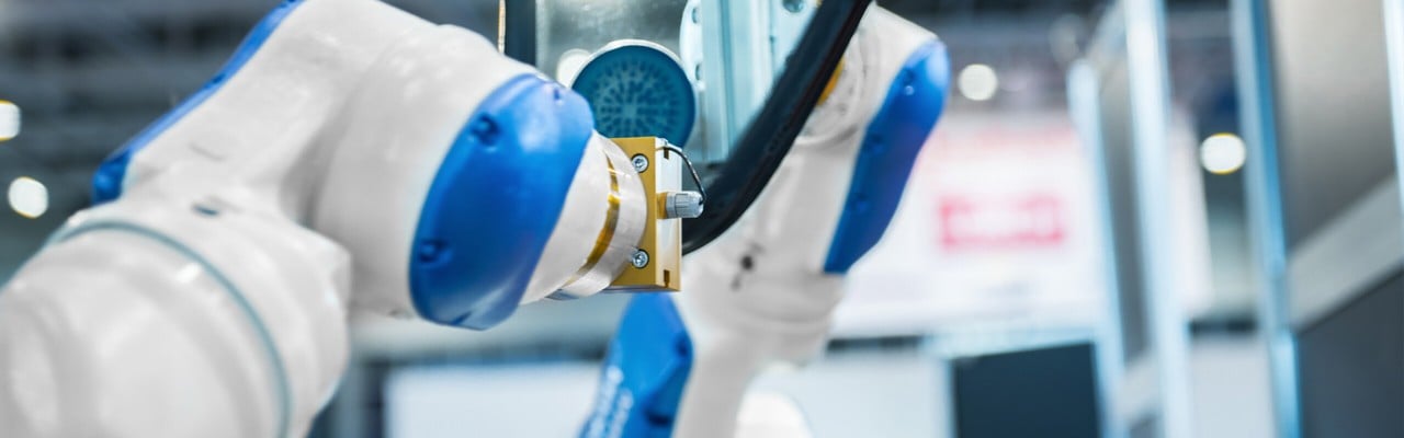 Närbild på robotarm i fabrik.