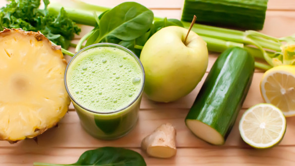 Nyttiga ingredienser i form av frukt och grönsaker till en grön juice.