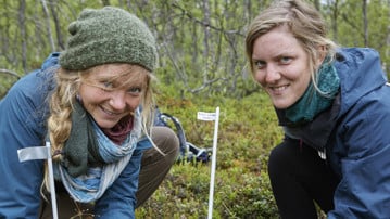 Hannah Rosenzweig och Lara Schmitt gör sin praktik vid CIRC. Här avbildade på Nuolja forskningsstig.