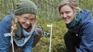 Hannah Rosenzweig och Lara Schmitt gör sin praktik vid CIRC. Här avbildade på Nuolja forskningsstig.