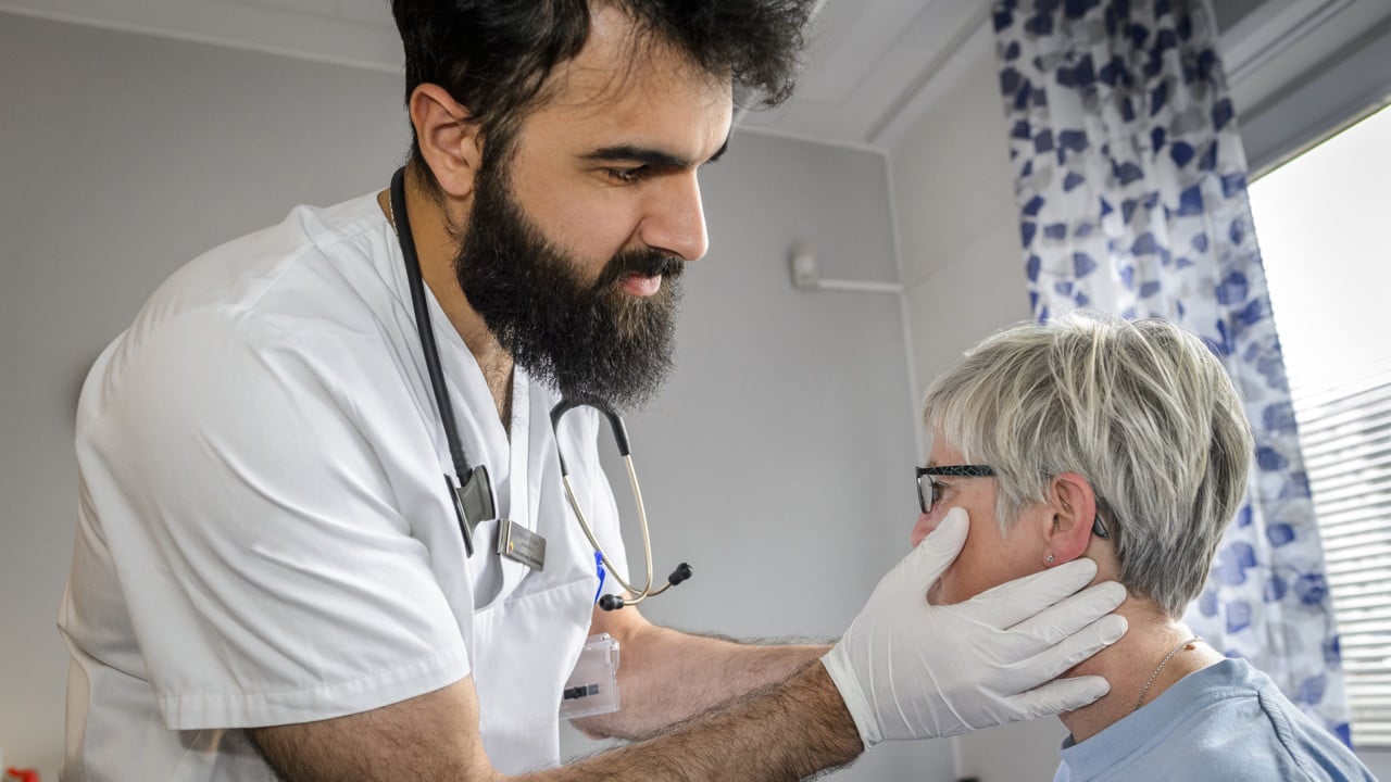 Läkare undersöker patient
