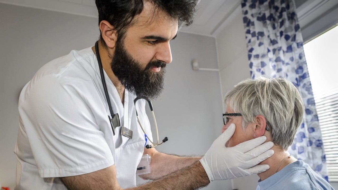 Läkare undersöker patient