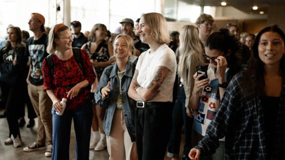 Publiken väntar på att artisten Cleo ska spela.