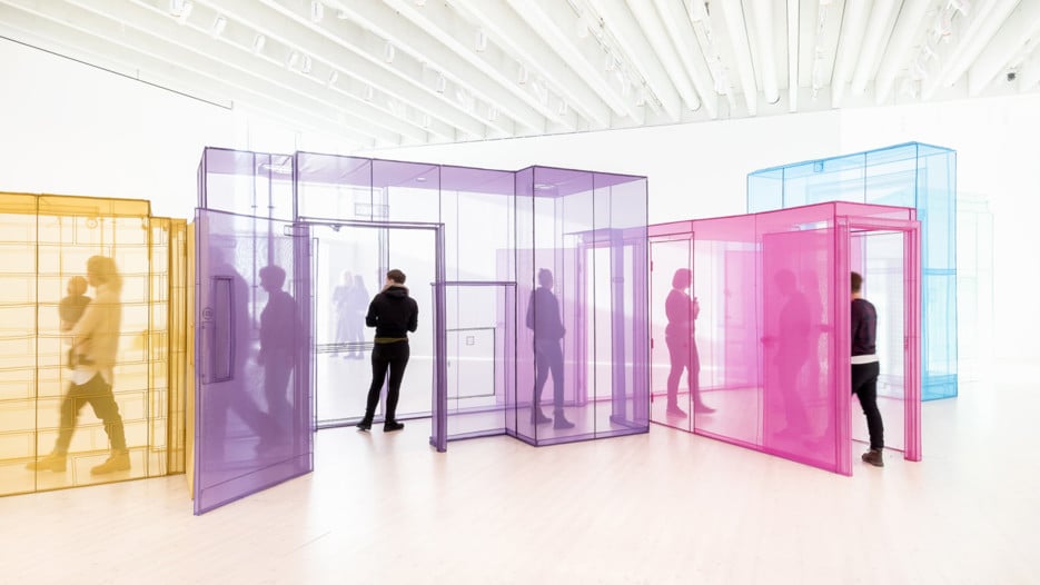 Högst upp i Bildmuseet i Umeå flanerar besökare i en färgstark installationen av den koreanske konstnären Do Ho Suh.