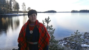 Bild på Aanna Johansson Larsson, sjö i bakgrunden