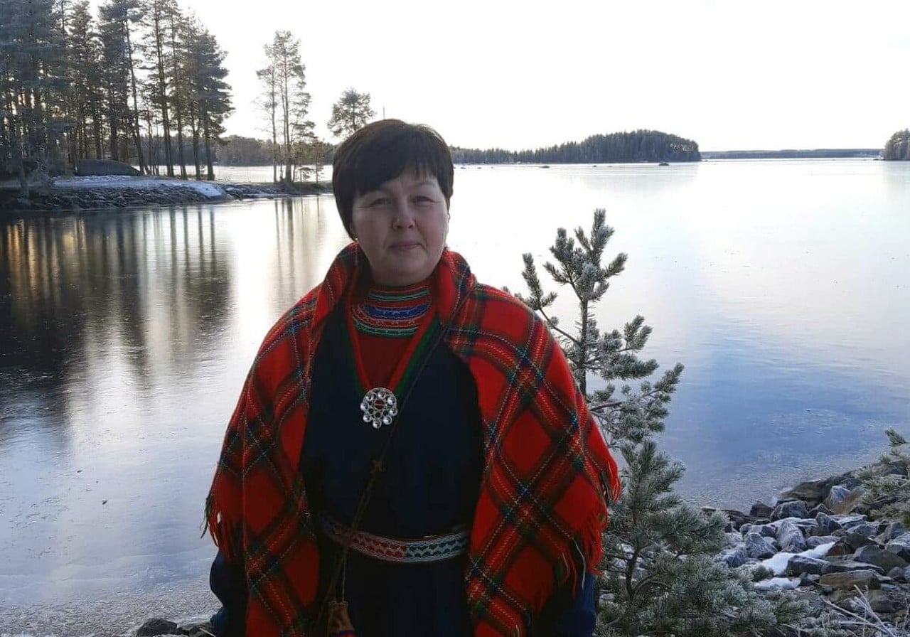 Bild på Aanna Johansson Larsson, sjö i bakgrunden