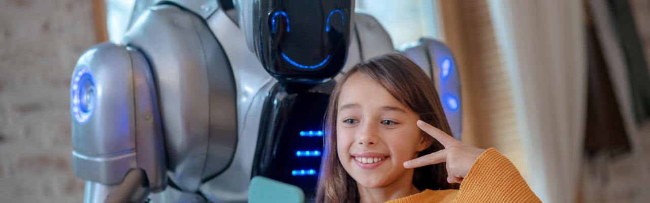 Bild på en vänligt sinnad robot och en flicka som utstrålar glädje