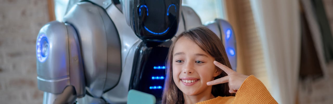 Bild på en vänligt sinnad robot och en flicka som utstrålar glädje