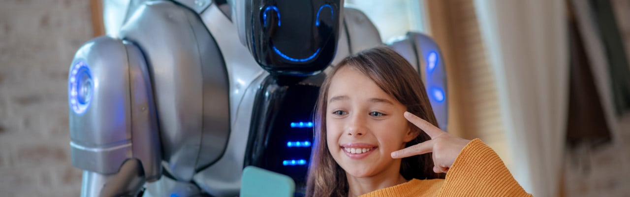 Bild på en vänligt sinnad robot och en flicka som utstrålar glädje