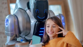 Bild på en vänligt sinnad robot och en flicka som utstrålar glädje
