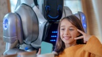 Bild på en vänligt sinnad robot och en flicka som utstrålar glädje