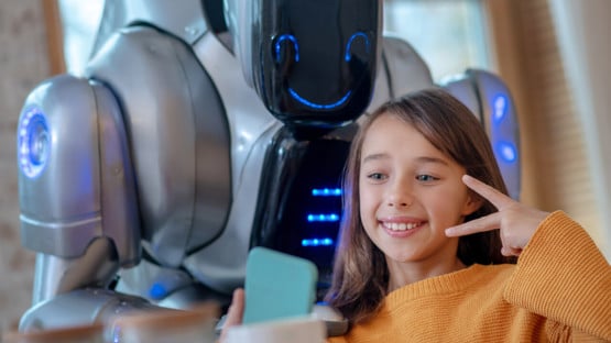 Bild på en vänligt sinnad robot och en flicka som utstrålar glädje
