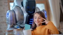 Bild på en vänligt sinnad robot och en flicka som utstrålar glädje