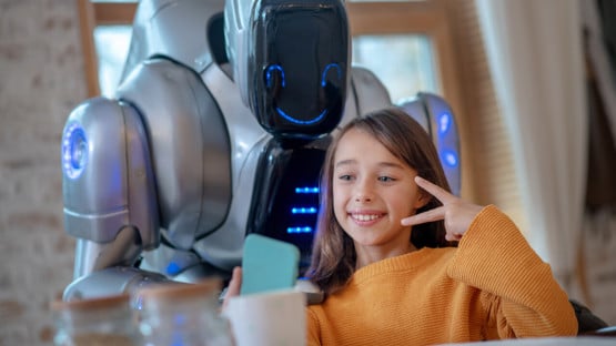 Bild på en vänligt sinnad robot och en flicka som utstrålar glädje