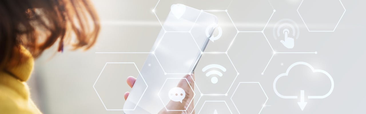 Bilden visar en mobiltelefon och tekniska ikoner.