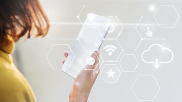 Bilden visar en mobiltelefon och tekniska ikoner.