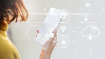 Bilden visar en mobiltelefon och tekniska ikoner.