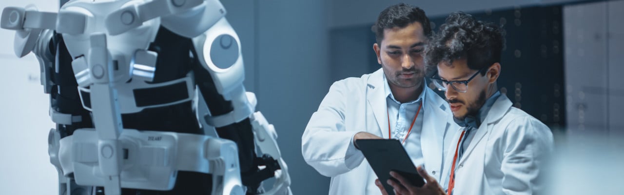 Bilden visar forskare som står framför en robot.