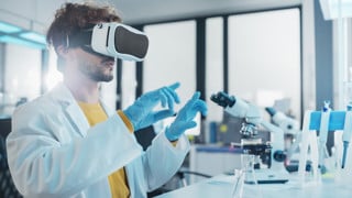 Bilden visar en forskare med VR glasögon.