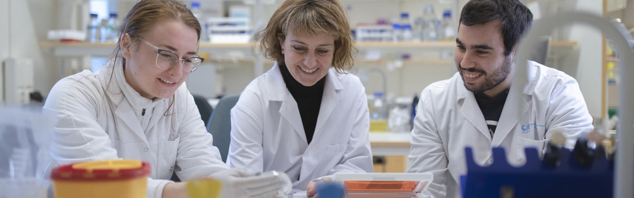Biträdande universitetslektor Francesca Aguilo vid Institutionen för medicinsk biovetenskap i labbet med kollegor.