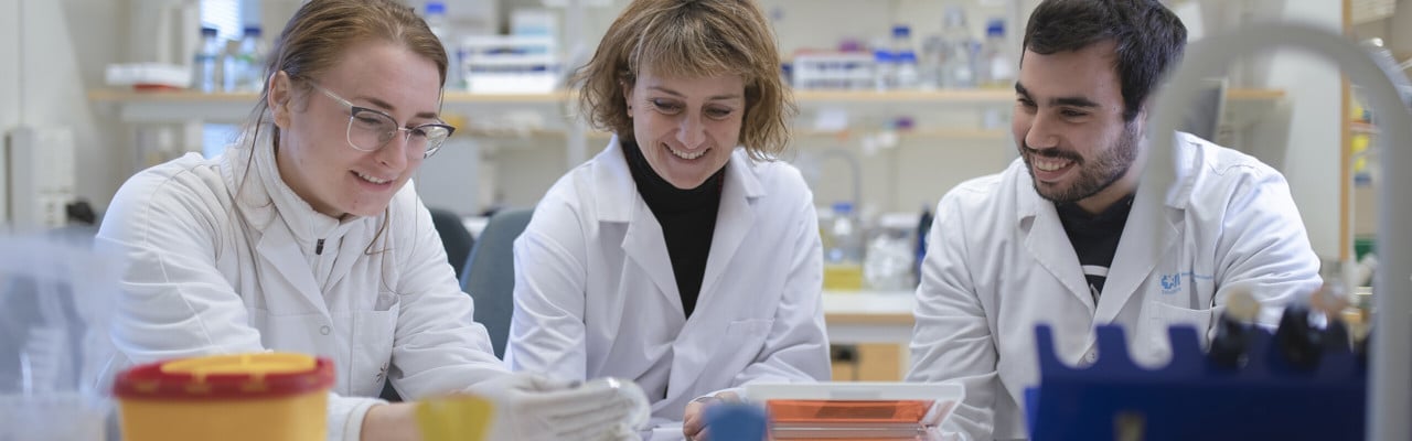 Biträdande universitetslektor Francesca Aguilo vid Institutionen för medicinsk biovetenskap i labbet med kollegor.