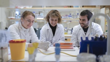 Biträdande universitetslektor Francesca Aguilo vid Institutionen för medicinsk biovetenskap i labbet med kollegor.