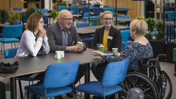 Deltagare i AIMday 2018 samtalar vid ett bord.