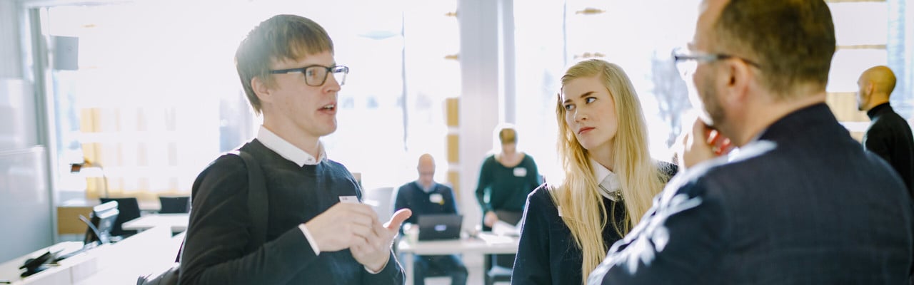 Deltagare samtalar under evenemanget AIMday – en mötesform för forskare, företag och organisationer.