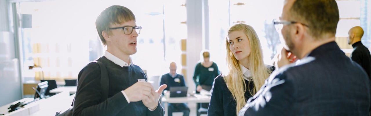Deltagare samtalar under evenemanget AIMday – en mötesform för forskare, företag och organisationer.