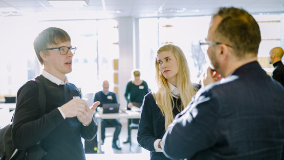 Deltagare samtalar under evenemanget AIMday – en mötesform för forskare, företag och organisationer.