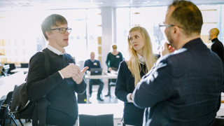 Deltagare samtalar under evenemanget AIMday – en mötesform för forskare, företag och organisationer.