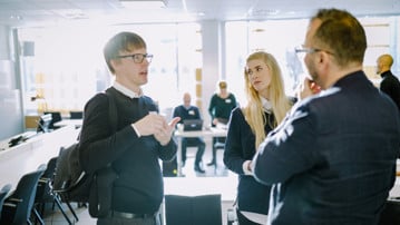 Deltagare samtalar under evenemanget AIMday – en mötesform för forskare, företag och organisationer.