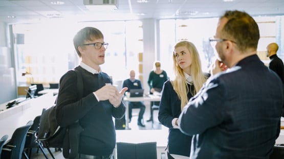 Deltagare samtalar under evenemanget AIMday – en mötesform för forskare, företag och organisationer.
