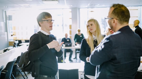 Deltagare samtalar under evenemanget AIMday – en mötesform för forskare, företag och organisationer.