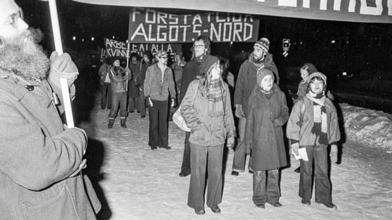 Demonstranter demonstrerar i Umeå den 1 mars 1977 för att rädda arbetstillfällen på Algots Nords textilindustrier i Västerbotten.