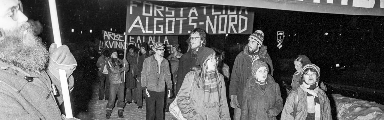 Demonstranter demonstrerar i Umeå den 1 mars 1977 för att rädda arbetstillfällen på Algots Nords textilindustrier i Västerbotten.