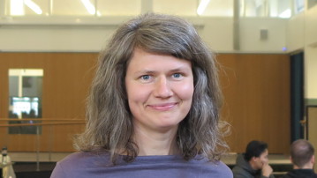 Gästforskare Anita Vaivade stående i Humanisthuset.