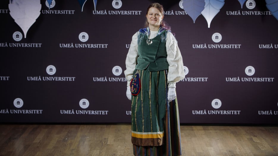 En bild av en person klädd i folkdräkt för att visa klädsel vid Årshögtiden
