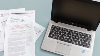 Vetenskapliga artiklar bredvid bärbar dator