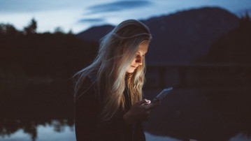 Kvinna med smartphone utomhus