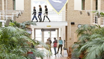Interiör från Beteendevetarhusets ljusgård.