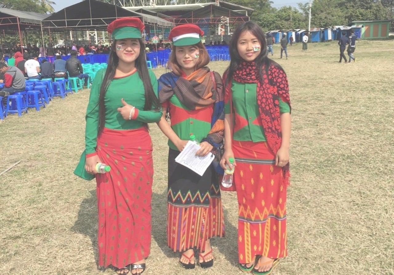 Tre kvinnor firar Kachin Revolutionary Day i Myitkyina
