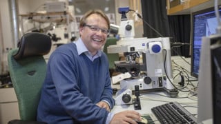 Oliver Billker vid mikroskopet
