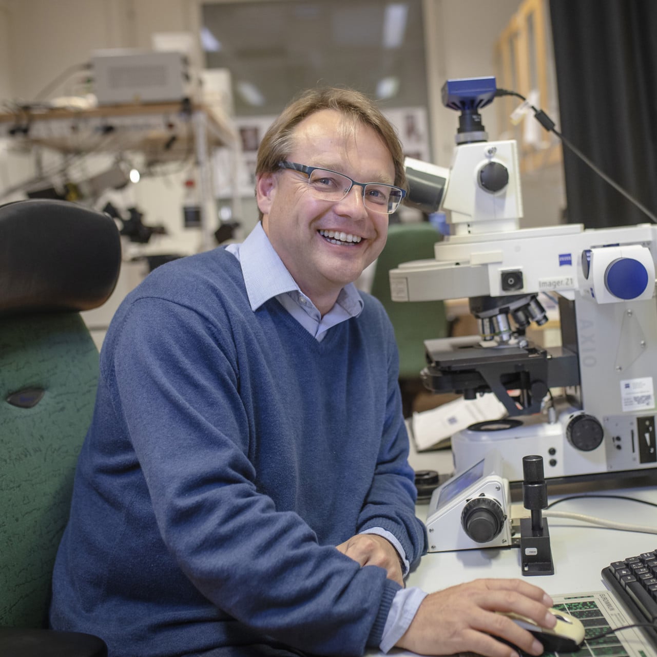 Oliver Billker vid mikroskopet