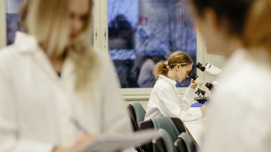 Bild på studenter i labb