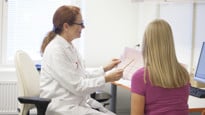 Bild på Marie Bixo med patient