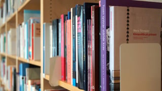 Böcker UCGS bibliotek