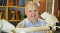 Thomas Brännström vid Institutionen för medicinsk biovetenskap, Umeå universitet. Här i labbet.