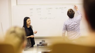 Bild på ekonomstudenter